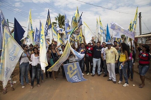 Marcio Bittar faz caminhada no bairro Areal e depois assiste programa eleitoral com a família