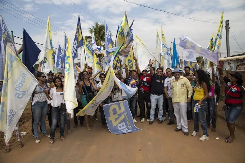 Marcio Bittar faz caminhada no bairro Areal e depois assiste programa eleitoral com a família