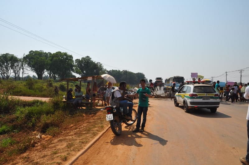 Moradores bloqueiam BR-364 em protesto 1
