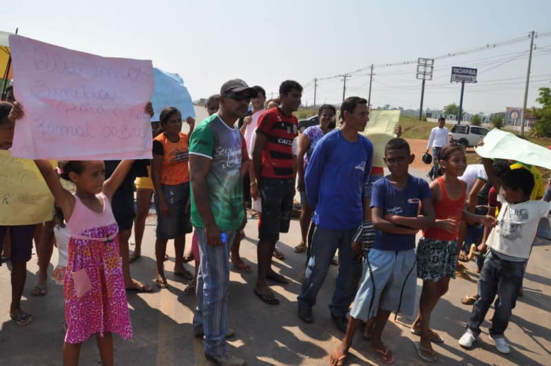 Moradores bloqueiam BR-364 em protesto 6