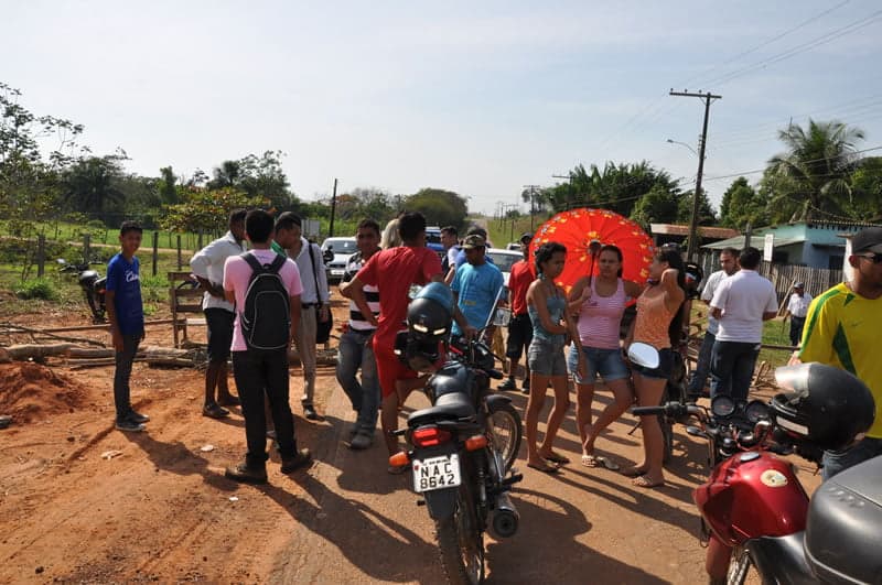 Moradores do bairro Irineu Serra fecham rua em protesto 1