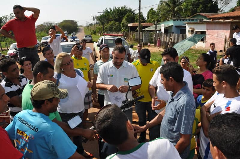 Moradores do bairro Irineu Serra fecham rua em protesto 2