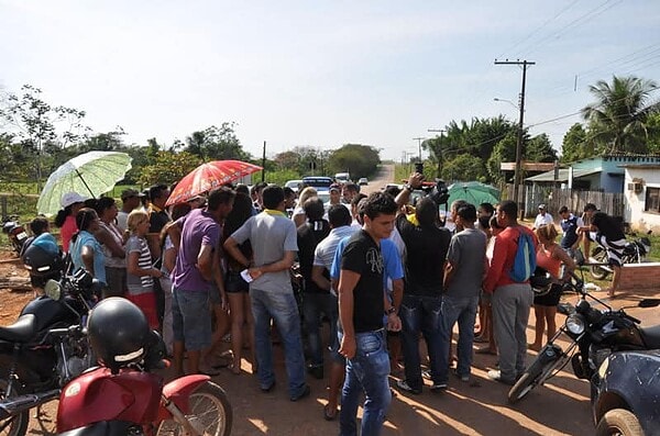Moradores do bairro Irineu Serra fecham rua em protesto