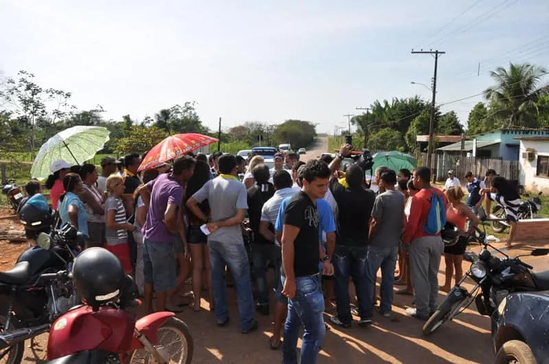 Moradores do bairro Irineu Serra fecham rua em protesto