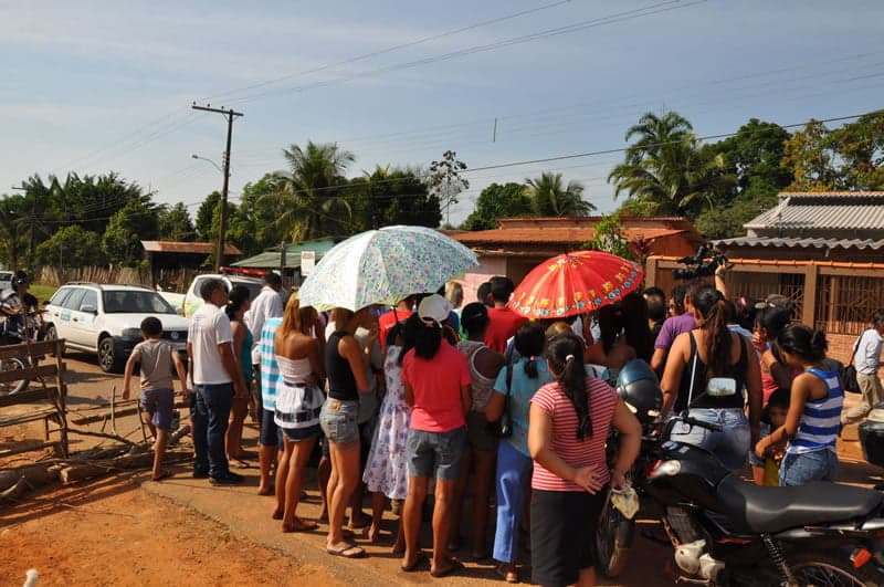 Moradores do bairro Irineu Serra fecham rua em protesto 5