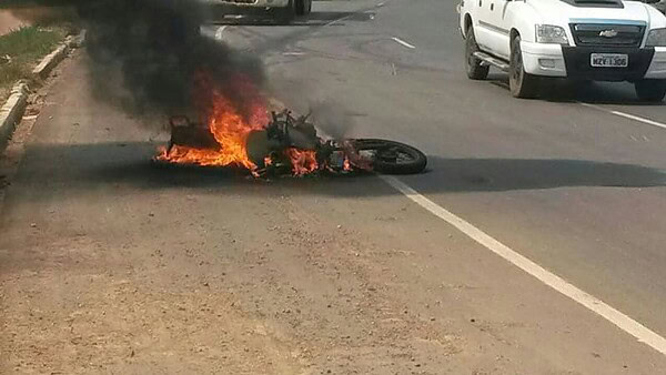 Moto pega fogo após ser arrastada por caminhão em acidente na Via Verde