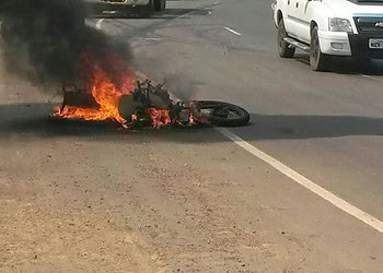 Moto pega fogo após ser arrastada por caminhão em acidente na Via Verde