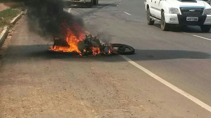 Moto pega fogo após ser arrastada por caminhão em acidente na Via Verde