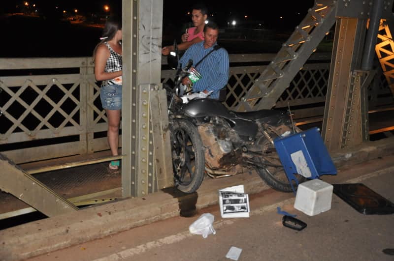 Motoqueiro morre ao se chocar em ponte metálica 5