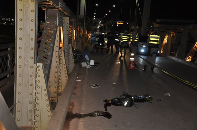 Motoqueiro morre ao se chocar em ponte metálica