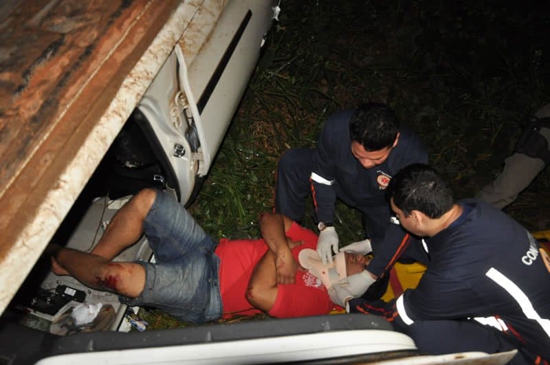 Motorista perde o controle de carro e capota na Via Verde 3