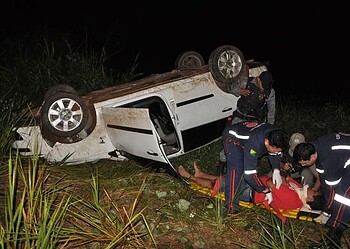 Motorista perde o controle de carro e capota na Via Verde
