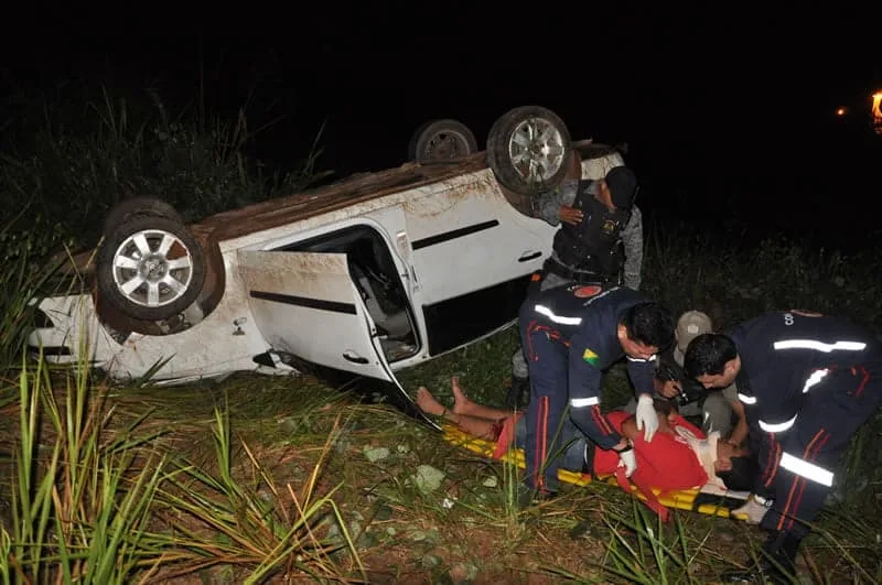 Motorista perde o controle de carro e capota na Via Verde