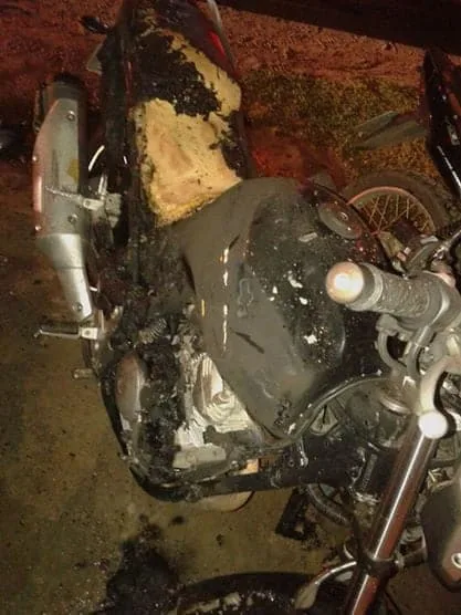 Vândalo toca fogo em motos estacionadas, em Cruzeiro do Sul