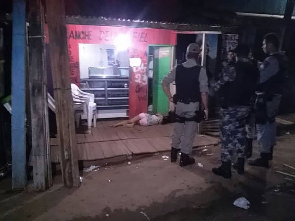 Mulher é assassinada e marido é ferido a bala na capital