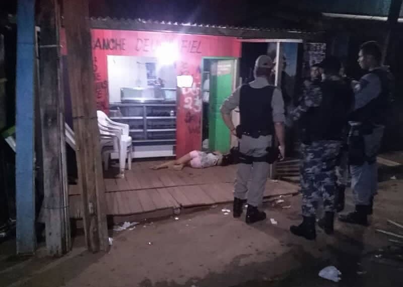 Mulher é assassinada e marido é ferido a bala na capital