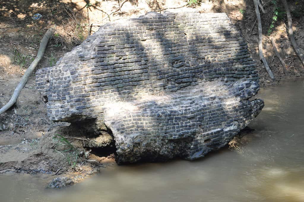 paredão onde atrás se protegiam das balas bolivianas os combatentes de Plácido de Castro