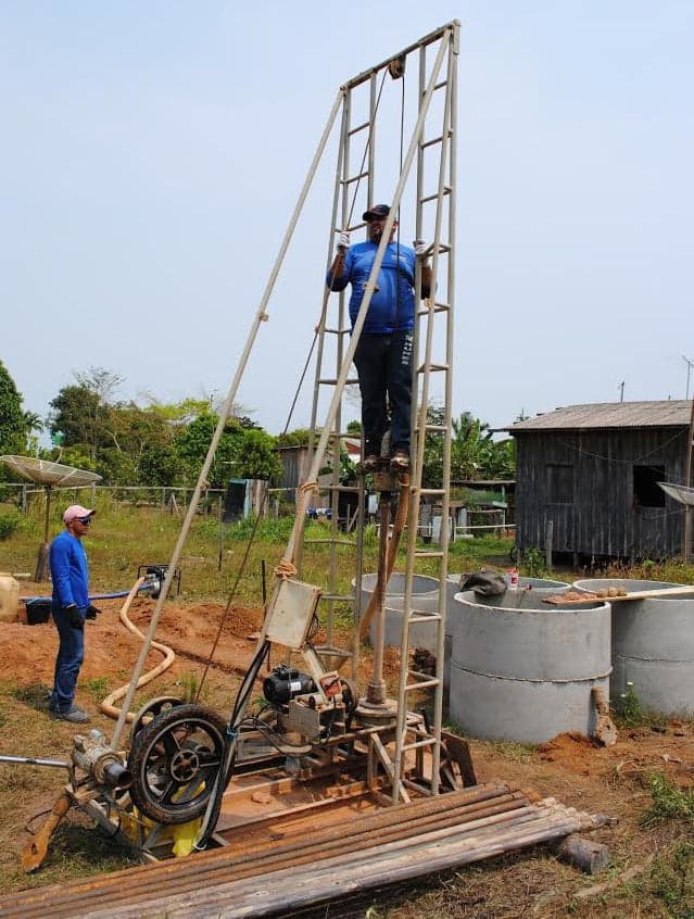 Operários durante uma das perfurações na região 