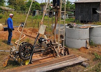 Operários durante uma das perfurações na região