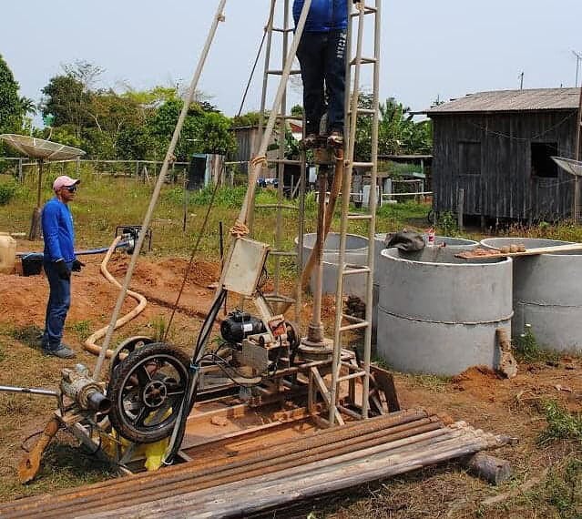 Operários durante uma das perfurações na região