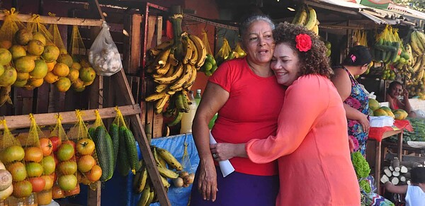 Perpétua visita Feira de Produtores do Manoel Julião e reforça compromisso com manutenção de ramais