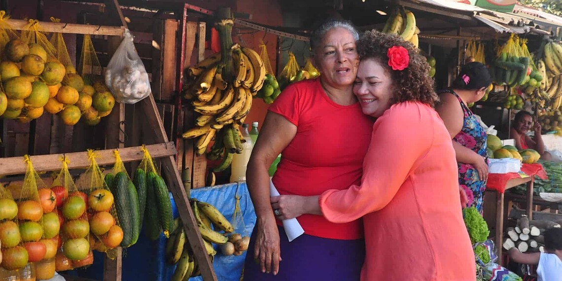 Perpétua visita Feira de Produtores do Manoel Julião e reforça compromisso com manutenção de ramais