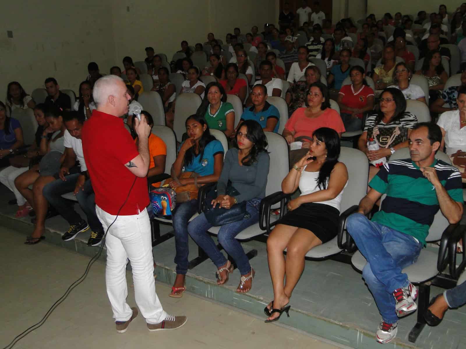 Atividades beneficiarão 8 turmas constituídas por 326 professores