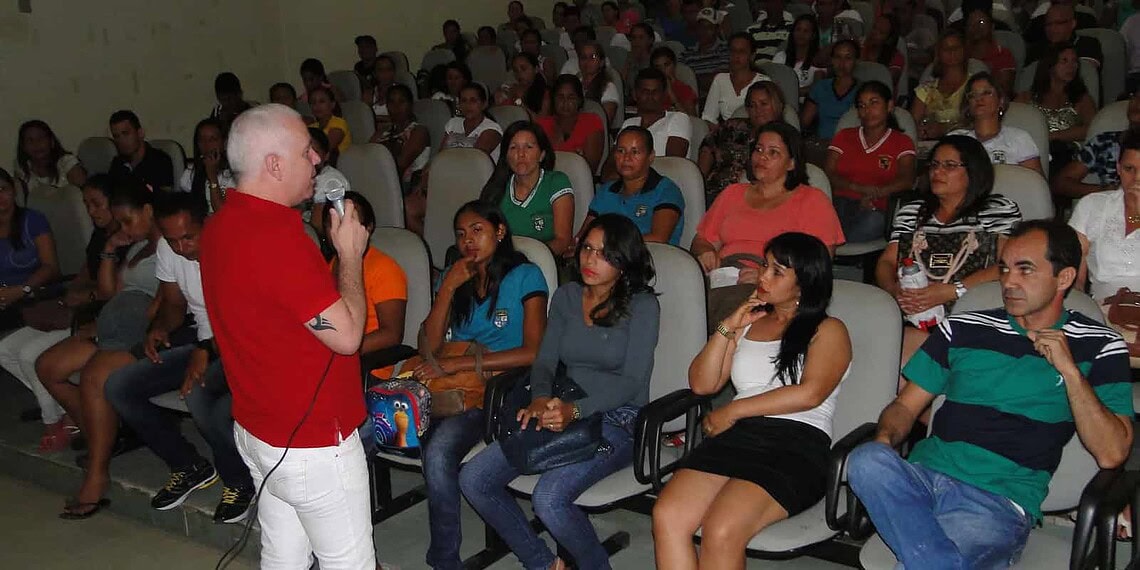 Atividades beneficiarão 8 turmas constituídas por 326 professores