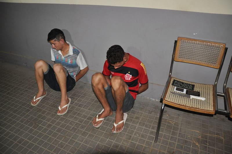 Polícia prende dois jovens acusados de tentativa de assalto na Av. Amadeu Barbosa 3