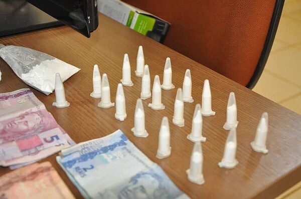 Polícia prende homem com 19 pinos de cocaína no bairro Xavier Maia