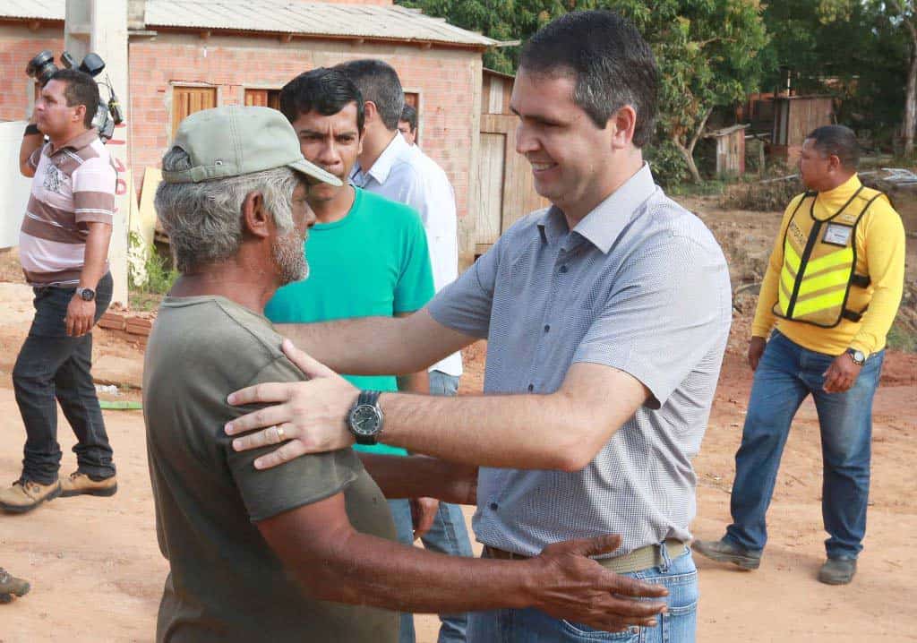 Prefeito Marcus Alexandre conversa com a comunidade