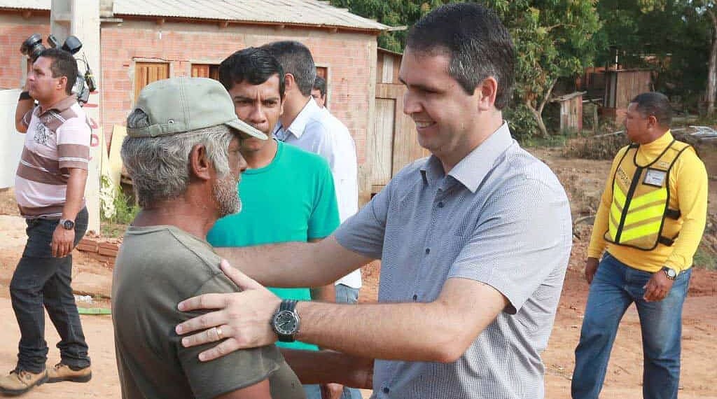Prefeito Marcus Alexandre conversa com a comunidade