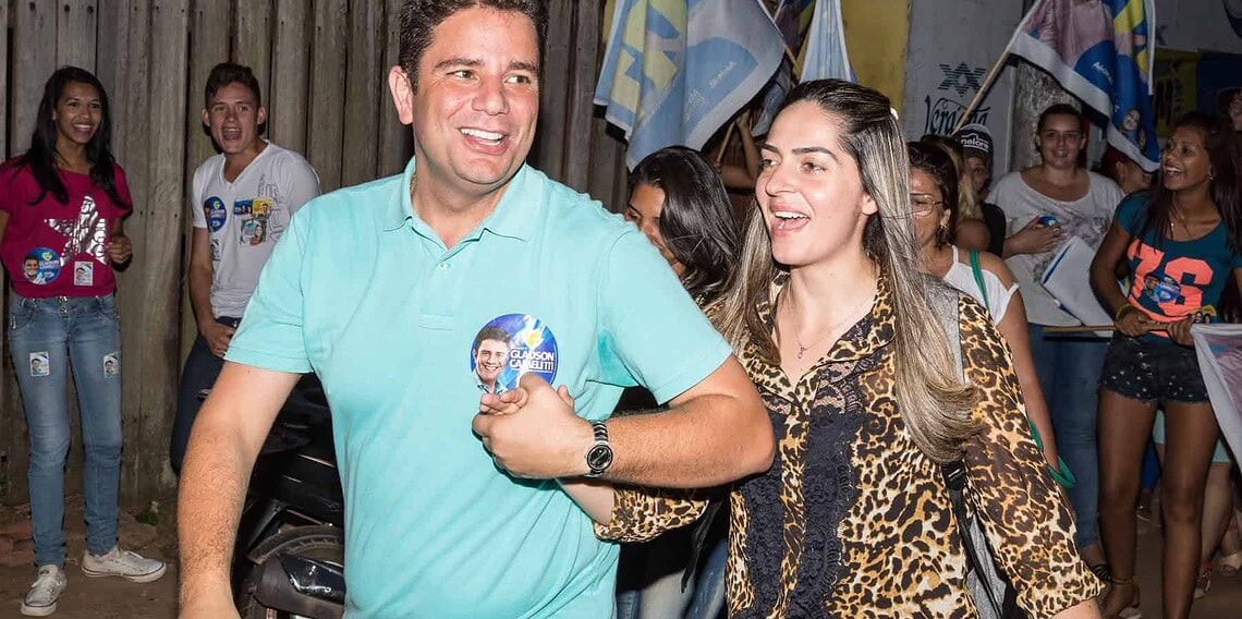 Candidato e a esposa recebidos no Bairro Seis de Agosto