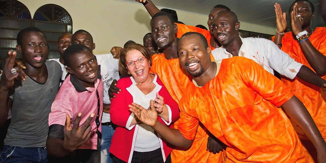 No Acre, ministra apela a refugiados para que avisem familiares sobre o risco de ‘coiotes’ 1 Ideli deixou as formalidades de lado e aplaudiu apresentação de dança dos imigrantes