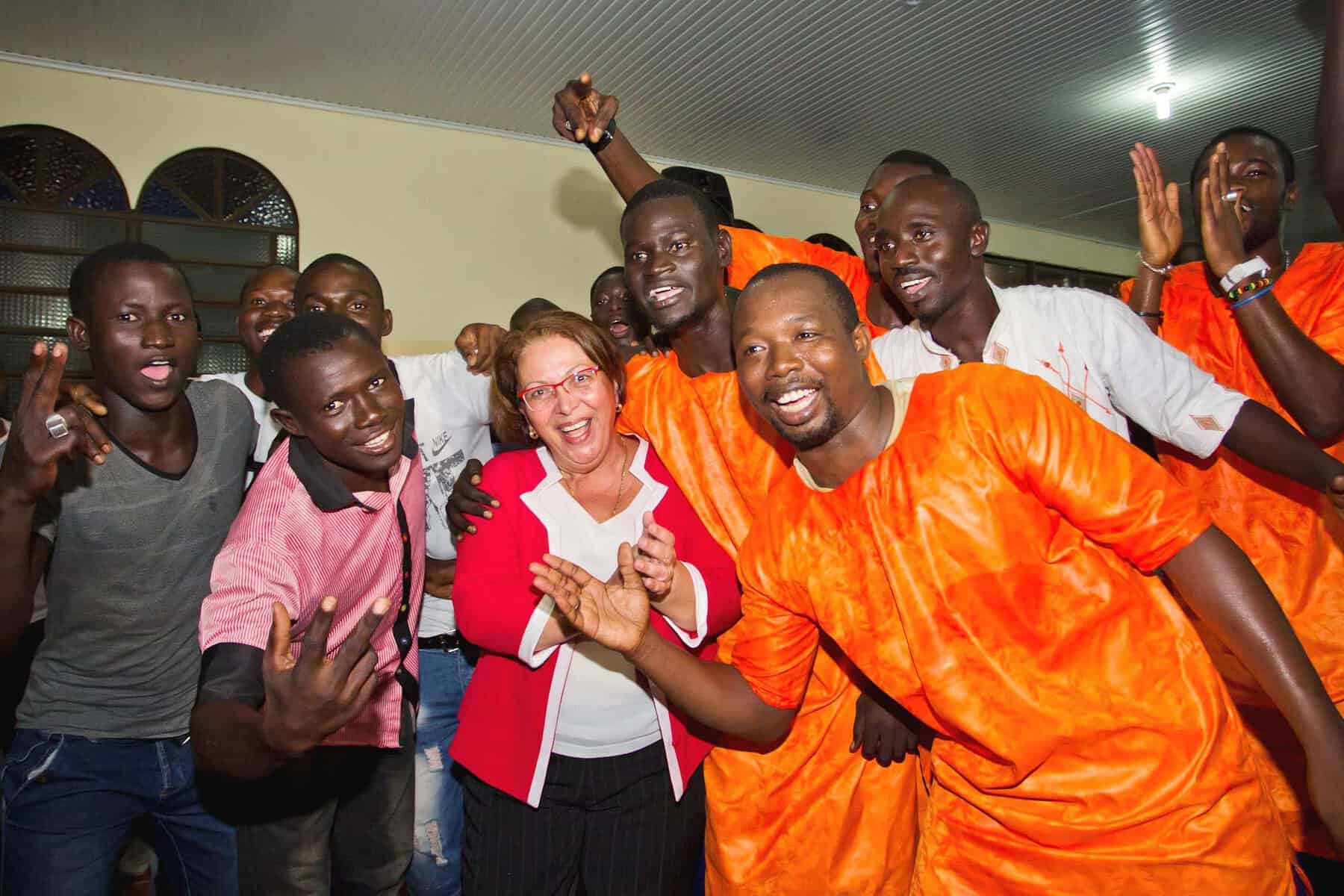 No Acre, ministra apela a refugiados para que avisem familiares sobre o risco de ‘coiotes’ 2 Ideli deixou as formalidades de lado e aplaudiu apresentação de dança dos imigrantes