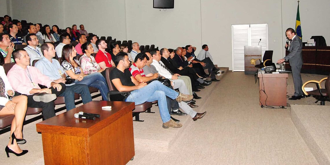 Colaboradores e funcionários do TRE em evento sobre o funcionamento do sistema