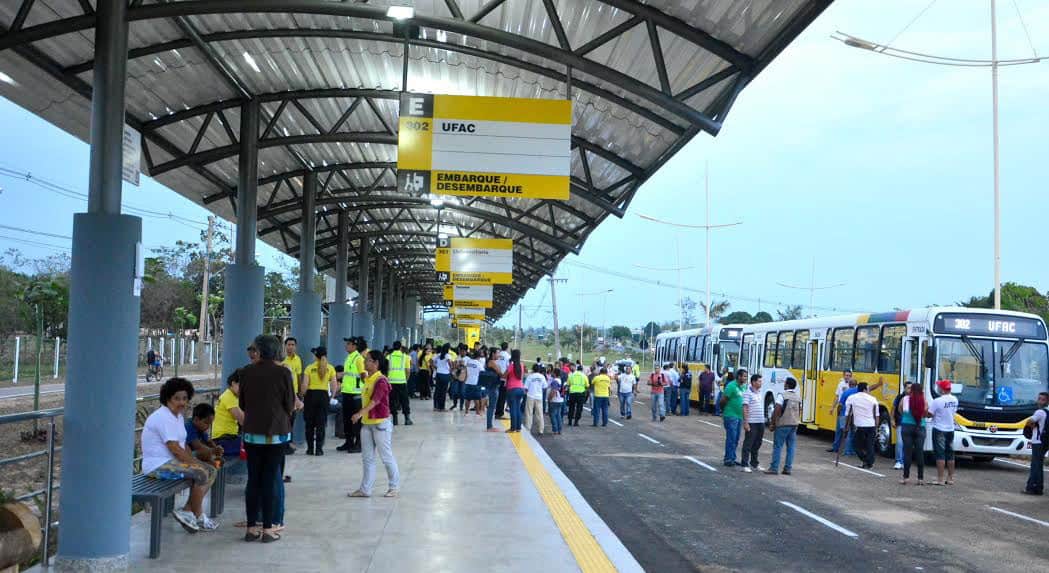 Prefeito Alexandre com crianças na inauguração  