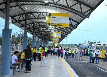 Prefeito Alexandre com crianças na inauguração