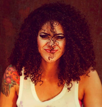 A Dj Cau Bartholo para iluminar a coluna deste domingo de verão.