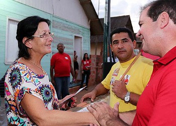 Tião Viana caminha com comunidade e inaugura a Central Regional da Estação