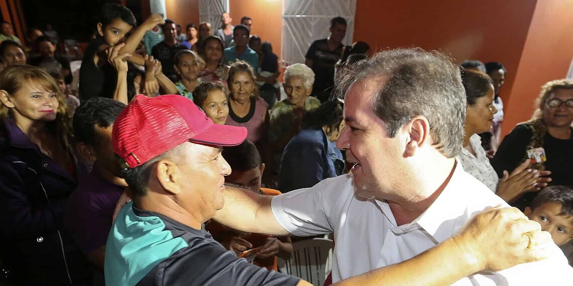 Candidato cumprimenta trabalhador em encontro com a categoria, durante mais um compromisso da agenda
