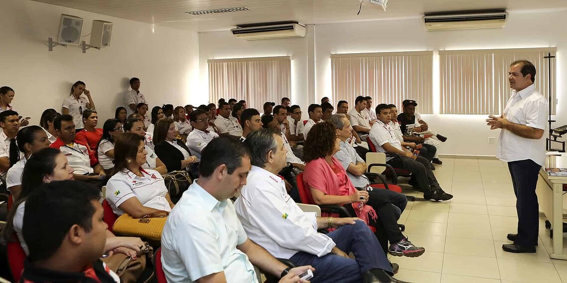 Tião Viana e Perpétua Almeida dialogam com trabalhadores de concessionária 1 Tião Viana e Perpétua Almeida dialogam com trabalhadores de concessionária