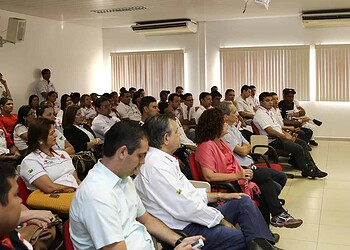 Tião Viana e Perpétua Almeida dialogam com trabalhadores de concessionária
