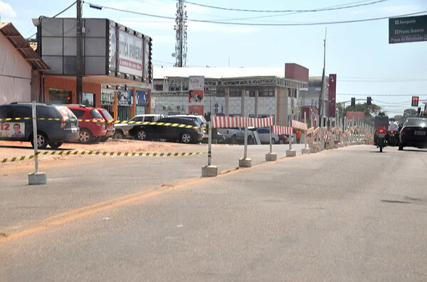 Centro fica com trânsito caótico devido interdições