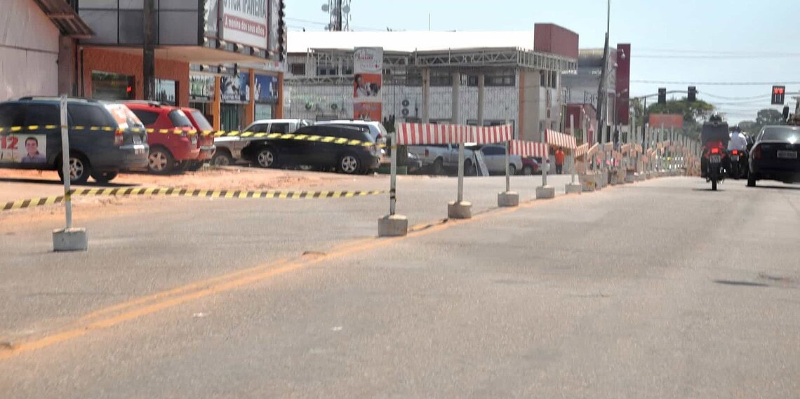 Centro fica com trânsito caótico devido interdições