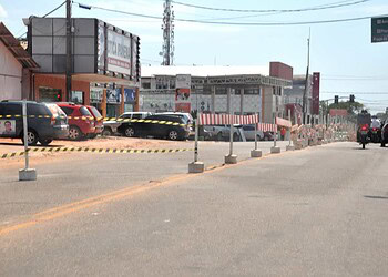 Centro fica com trânsito caótico devido interdições