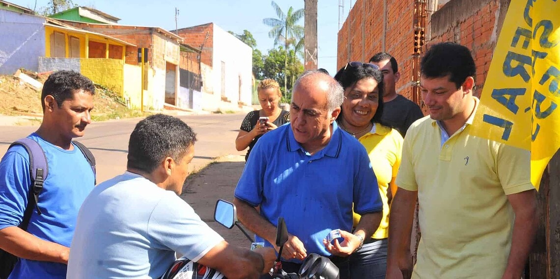 Candidatos conversam com moradores