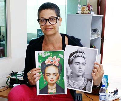 INSPIRAÇÃO - Frida Kahlo é umas das principais inspirações e paixões da querida Val Fernandes. As fotos nas mãos da fotógrafa são de Robson Silva. 