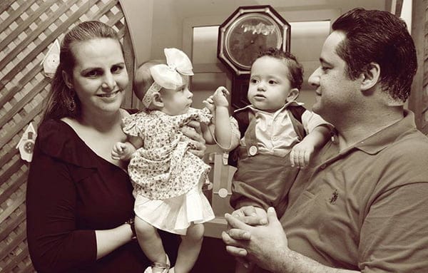 FLASH - O encontro carinhoso dos amiguinhos Liz Dossa e Vicente Sarquis não passou despercebido às lentes da fotógrafa Val Fernandes.