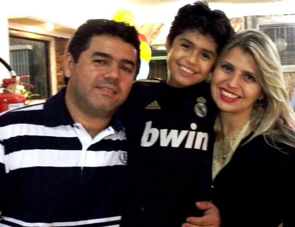 NOVO VIRAL 2 FLASH - Cassandra Lustosa, na foto com a família, foi homenageada durante a III Semana Acadêmica da Faao, como ex-aluna e professora da instituição. Parabéns, merecedora da honraria!